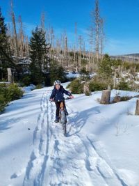 Mit dem Fahrrad durch den Schnee