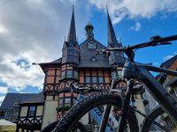E-Bikes vor dem Wernigeröder Rathaus im Harz