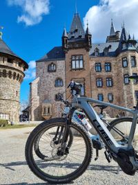 E-Bikes vor dem Wernigeröder Schloss im Harz
